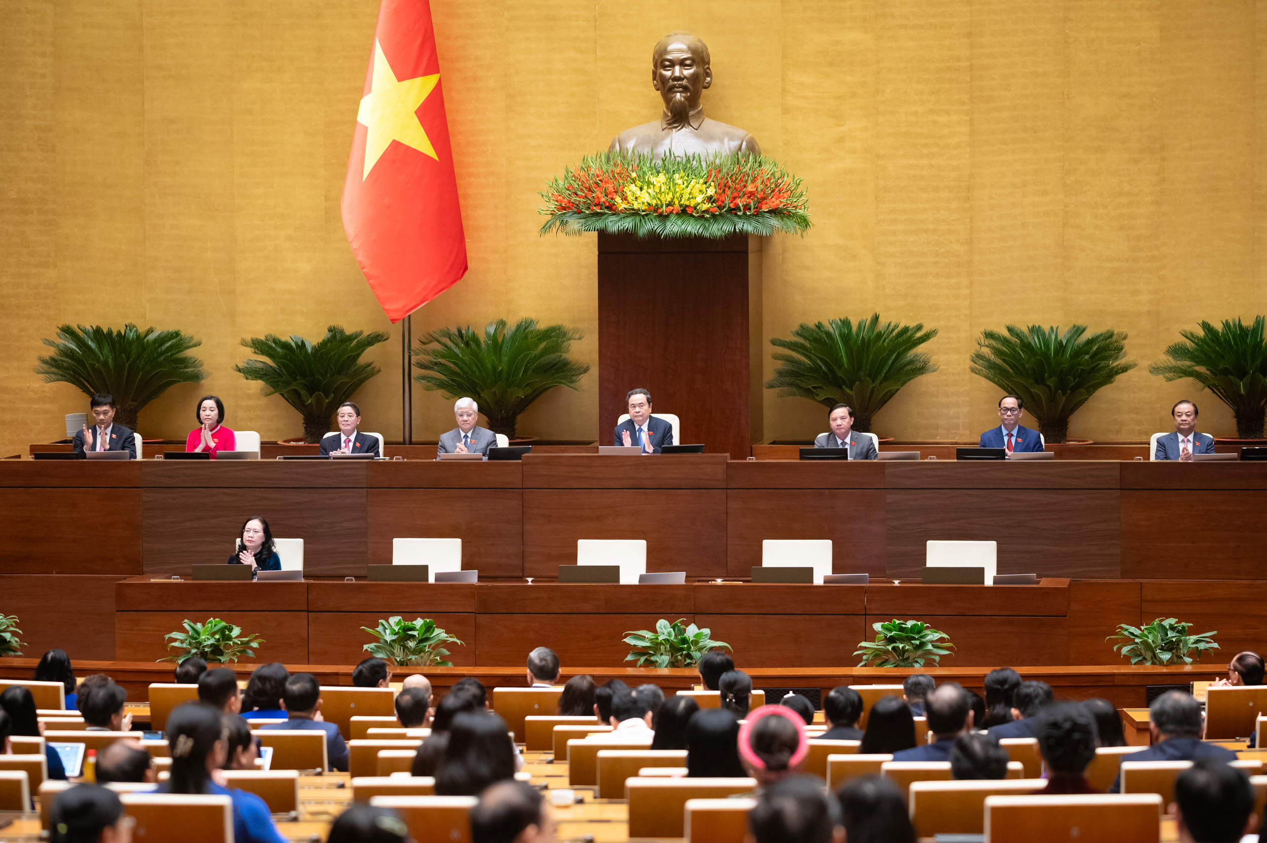 Những buổi tối không nghỉ, chuyến xe vừa đi vừa làm góp phần tạo nên kỷ lục kỳ họp thứ 10- Ảnh 6.