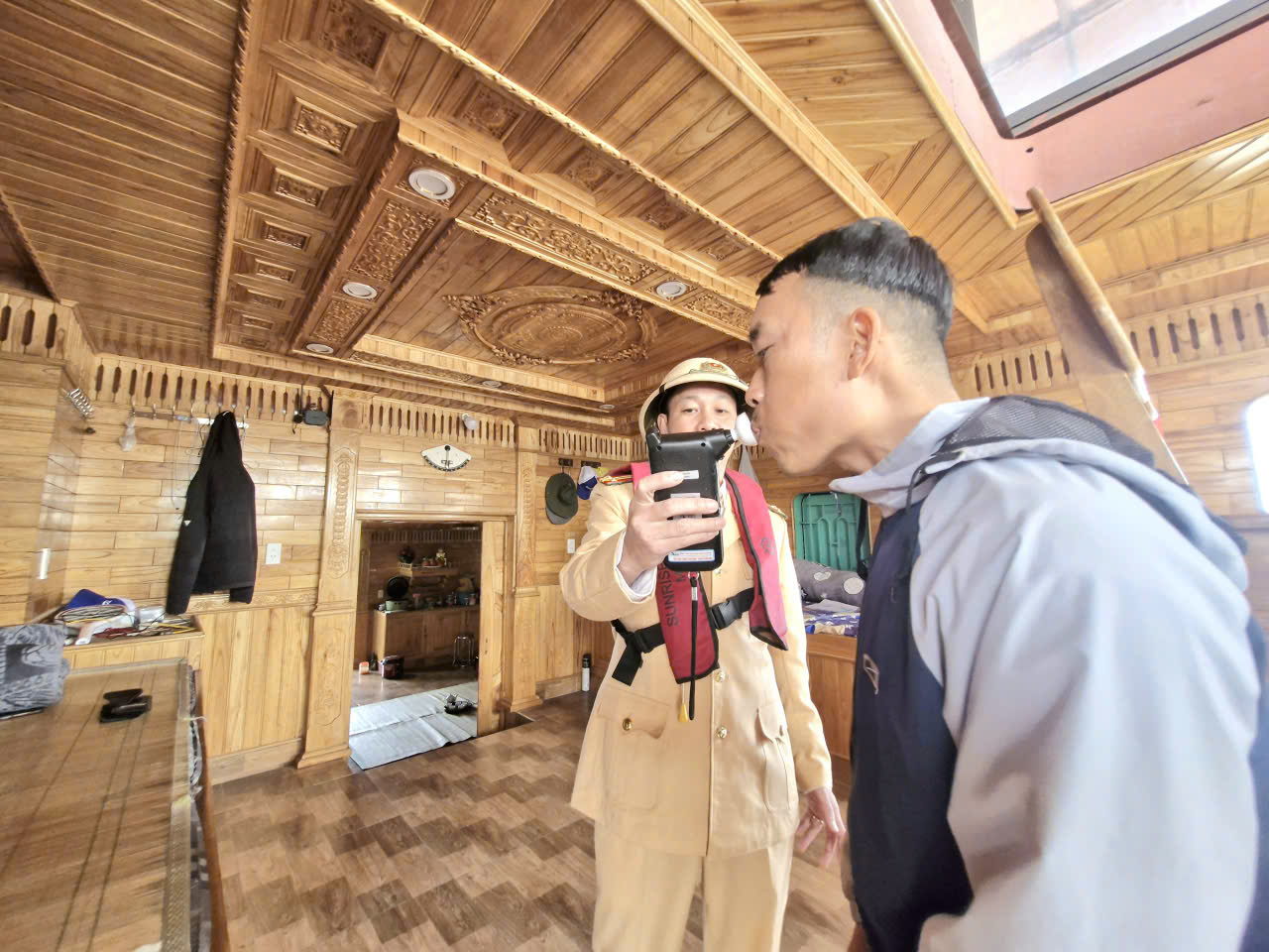 Bắc Ninh: Xử lý thuyền viên vi phạm nồng độ cồn, ngăn TNGT đường thủy- Ảnh 1. Bắc Ninh: Xử lý thuyền viên vi phạm nồng độ cồn, ngăn TNGT đường thủy- Ảnh 1.