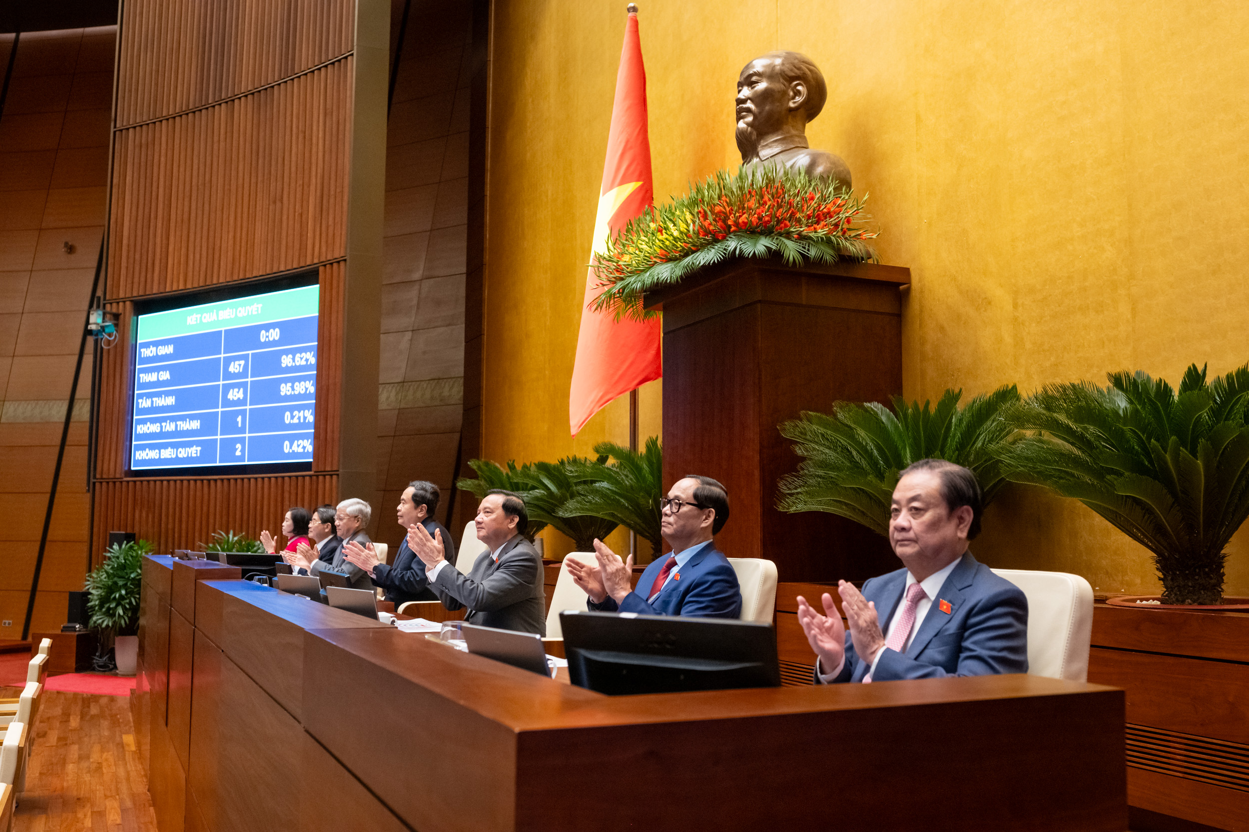 Những buổi tối không nghỉ, chuyến xe vừa đi vừa làm góp phần tạo nên kỷ lục kỳ họp thứ 10- Ảnh 7.