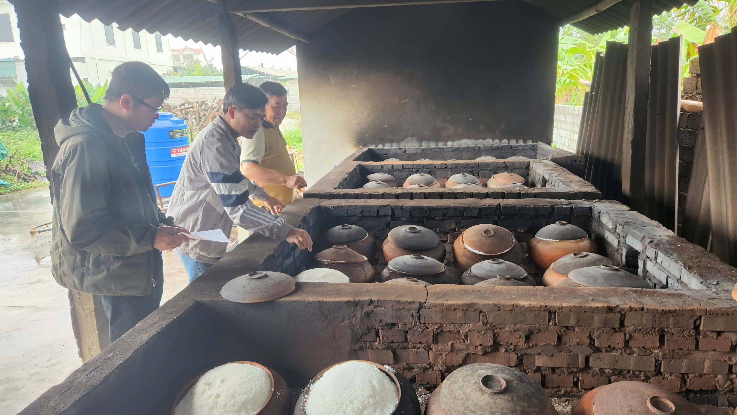 Hành trình biến những hạt muối thô thành "hạt ngọc mặn của trời"- Ảnh 1. Hành trình biến những hạt muối thô thành "hạt ngọc mặn của trời"- Ảnh 1.