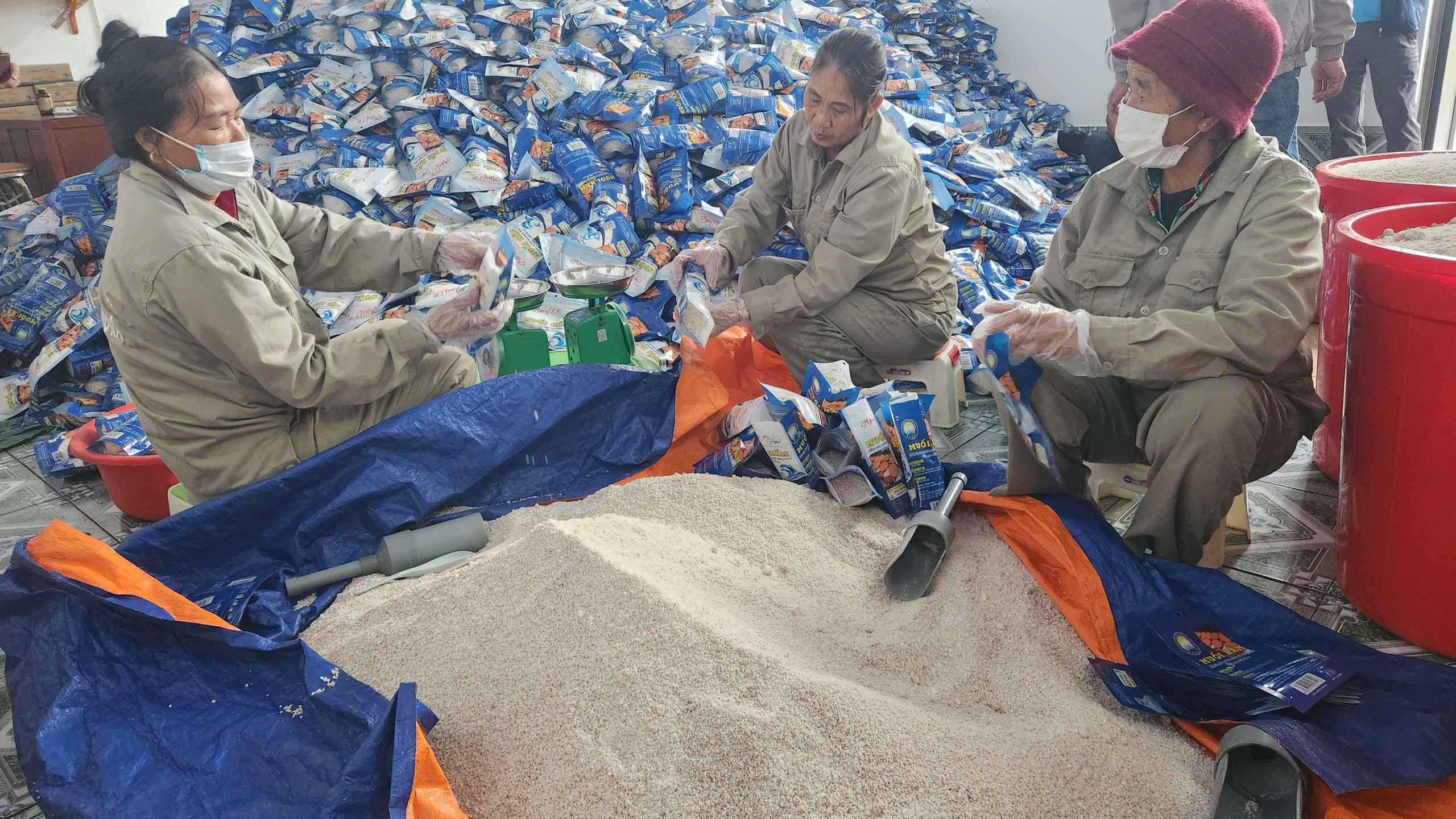 Hành trình biến những hạt muối thô thành "hạt ngọc mặn của trời"- Ảnh 6. Hành trình biến những hạt muối thô thành "hạt ngọc mặn của trời"- Ảnh 6.