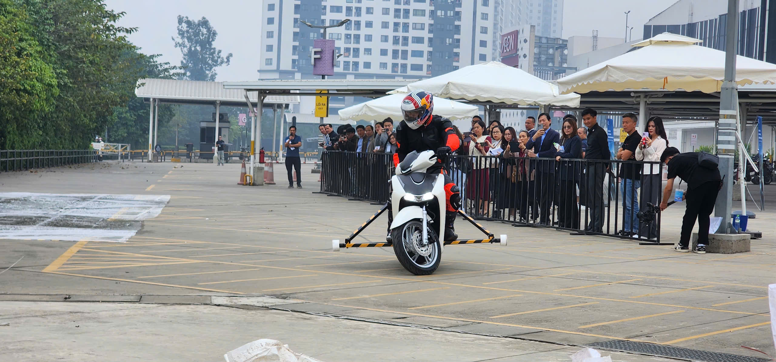 Trình diễn công nghệ phanh ABS nhằm giảm thiểu tai nạn xe máy- Ảnh 1. Trình diễn công nghệ phanh ABS nhằm giảm thiểu tai nạn xe máy- Ảnh 1.