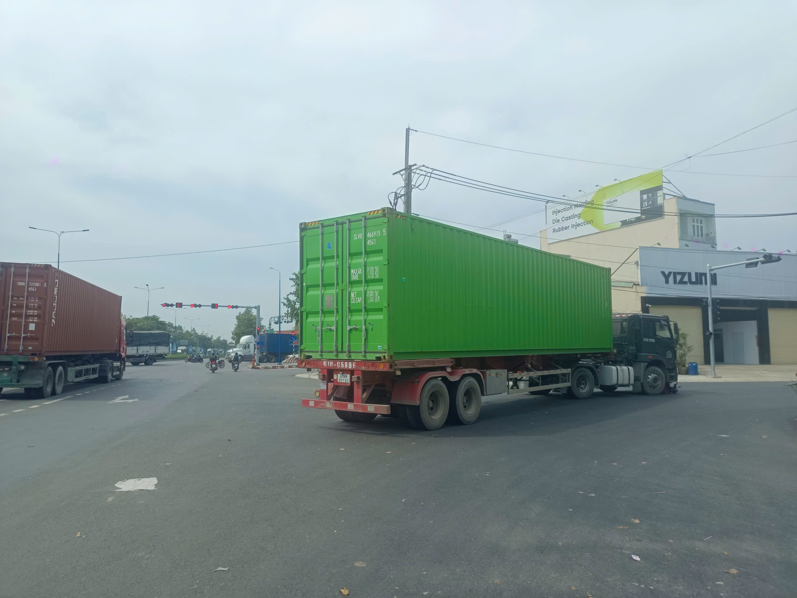 TP.HCM: Xe container cuốn xe máy vào gầm, cô gái nguy kịch- Ảnh 1.