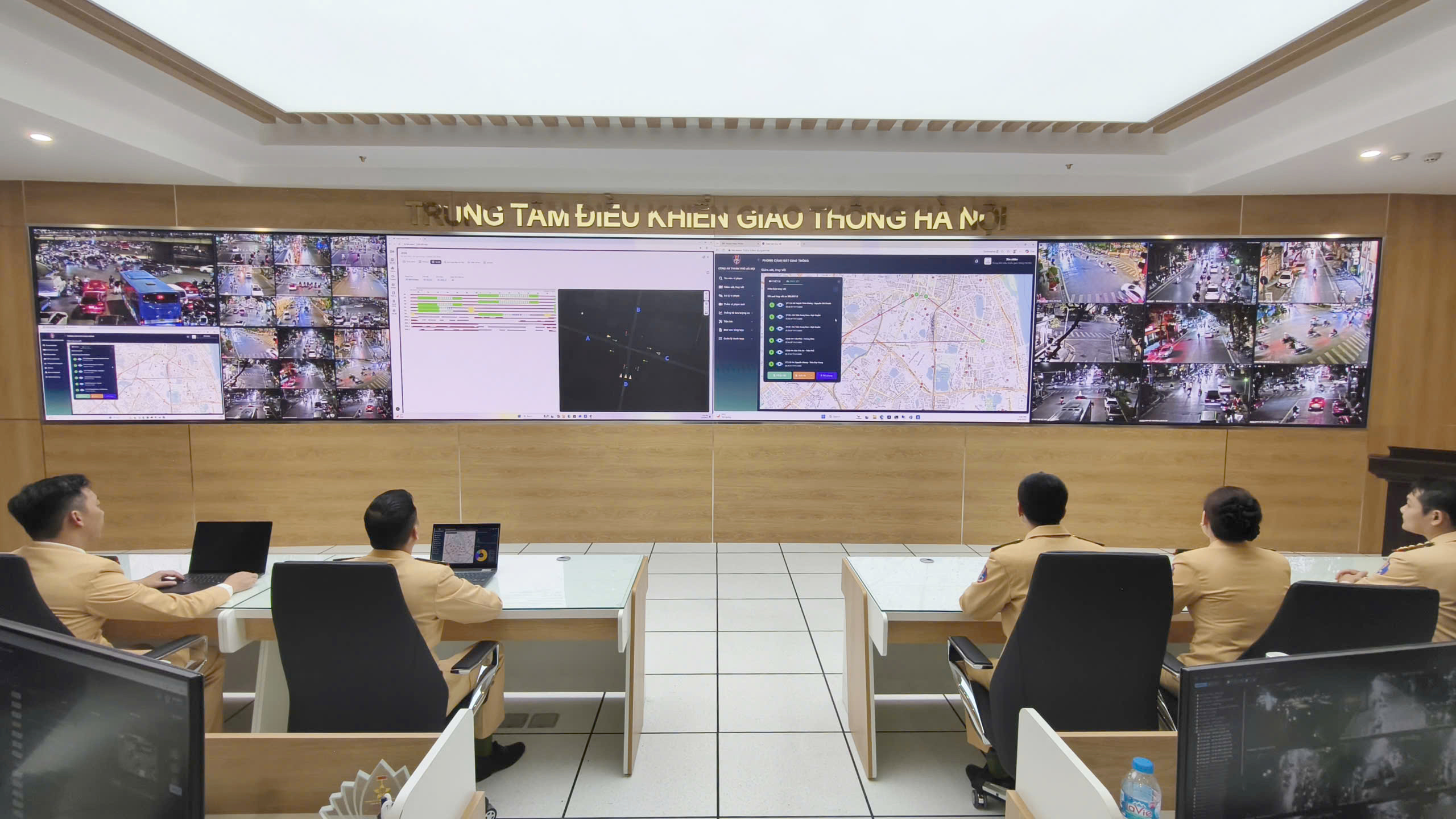 Bên trong trung tâm đầu não điều khiển hơn 1.830 camera AI ở Hà Nội- Ảnh 1. Bên trong trung tâm đầu não điều khiển hơn 1.830 camera AI ở Hà Nội- Ảnh 1.
