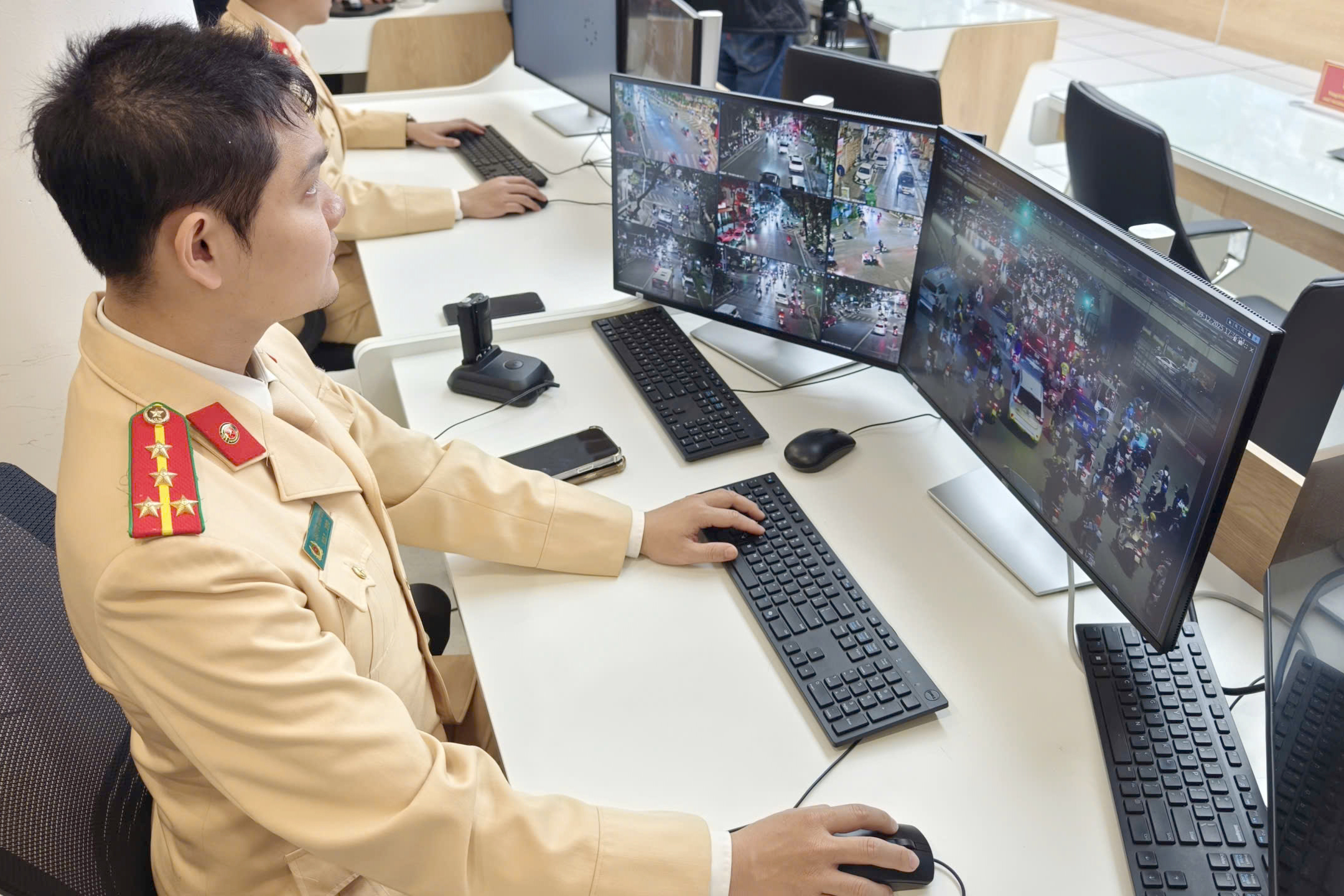 Bên trong trung tâm đầu não điều khiển hơn 1.830 camera AI ở Hà Nội- Ảnh 2. Bên trong trung tâm đầu não điều khiển hơn 1.830 camera AI ở Hà Nội- Ảnh 2.