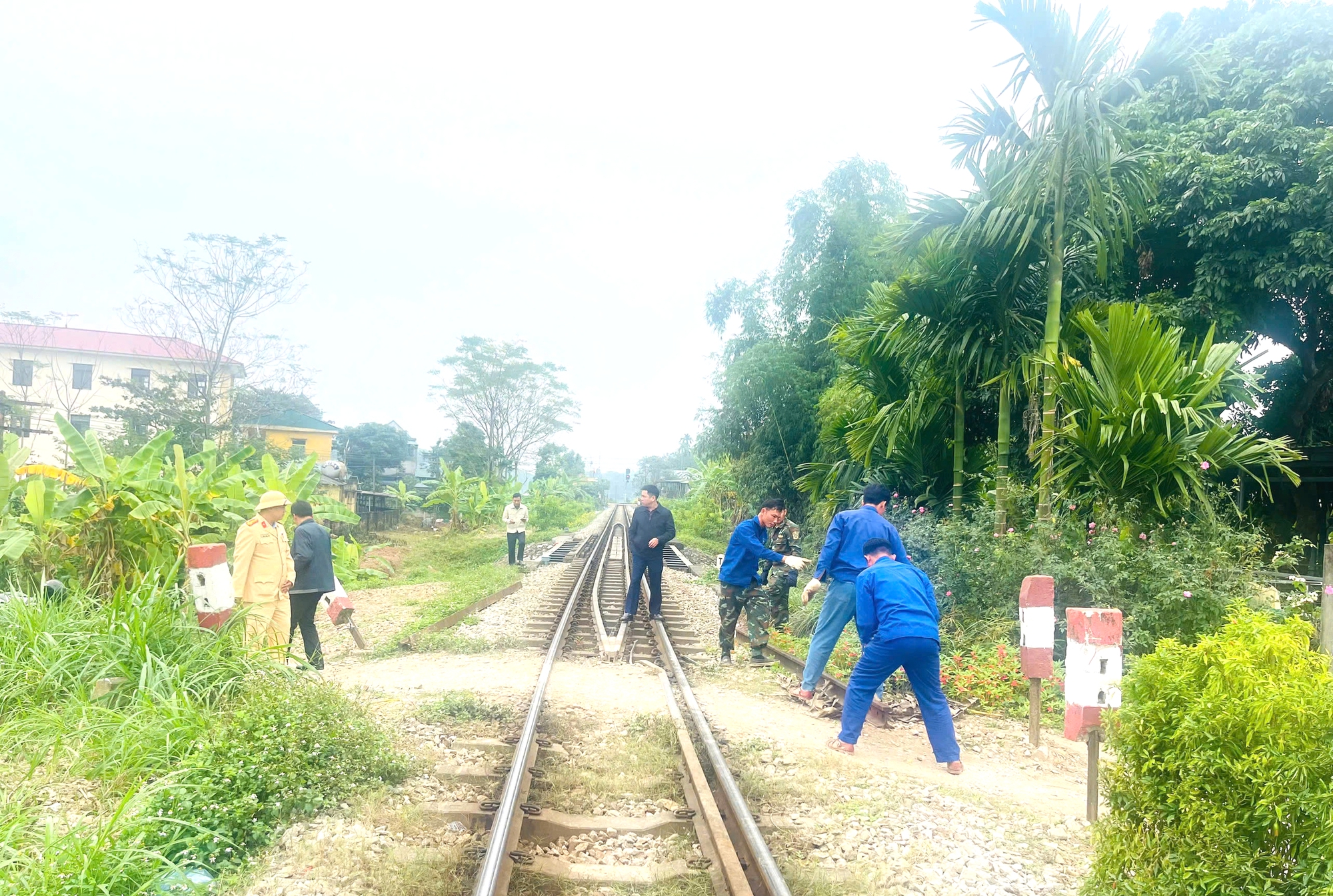 Phú Thọ kiên quyết xóa bỏ lối đi tự mở, bảo đảm an toàn giao thông đường sắt- Ảnh 2. Phú Thọ kiên quyết xóa bỏ lối đi tự mở, bảo đảm an toàn giao thông đường sắt- Ảnh 2.