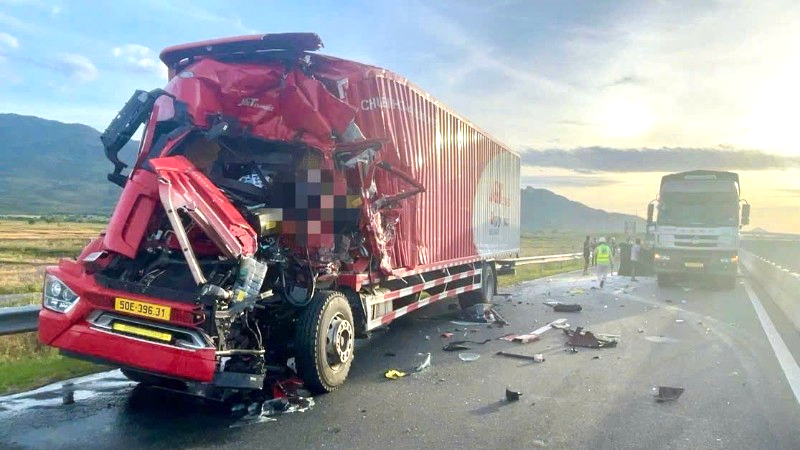 Tài xế xe container mắc kẹt trong cabin sau va chạm trên cao tốc- Ảnh 1. Tài xế xe container mắc kẹt trong cabin sau va chạm trên cao tốc- Ảnh 1.