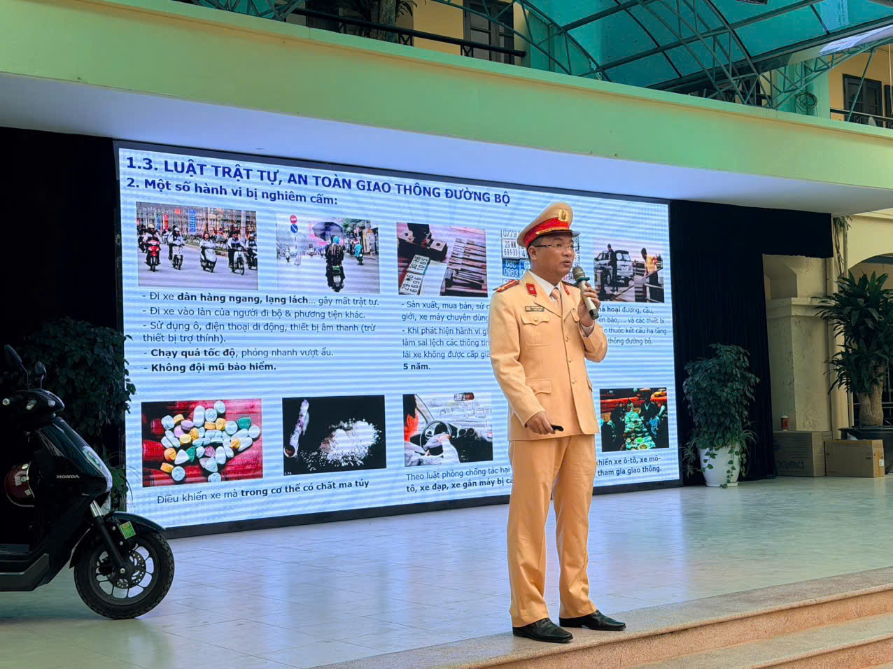 Hà Nội tuyên truyền ATGT cho 500 sinh viên Học viện Quân y- Ảnh 3. Hà Nội tuyên truyền ATGT cho 500 sinh viên Học viện Quân y- Ảnh 3.