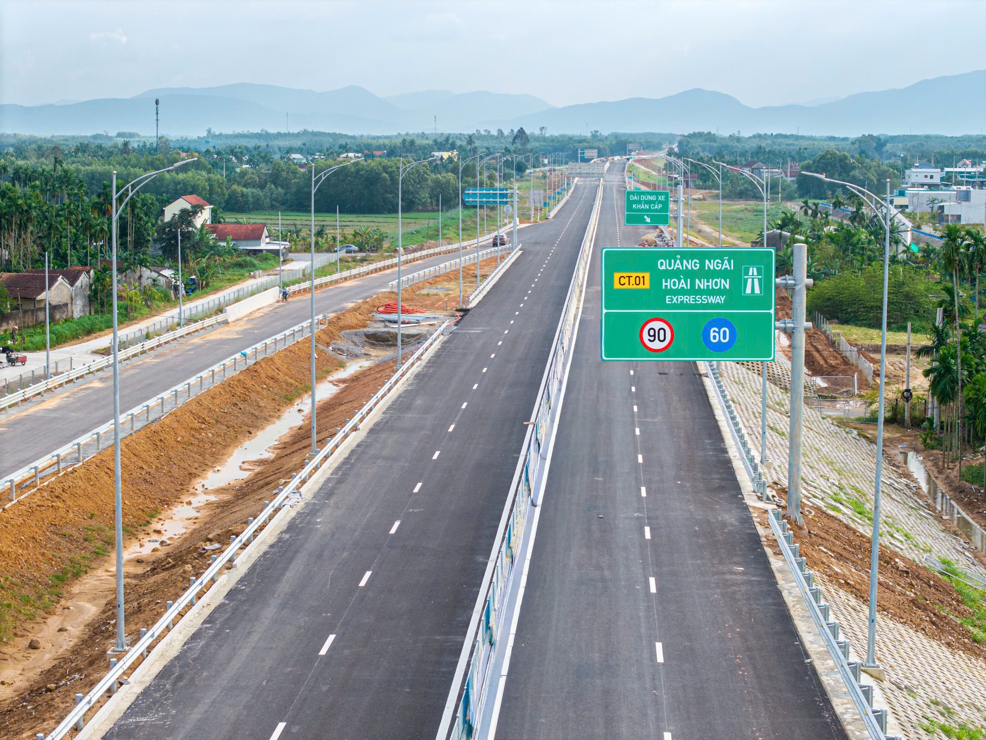 Quảng Ngãi: Sẵn sàng khởi công, khánh thành loạt dự án hạ tầng tổng vốn gần 32.000 tỷ đồng- Ảnh 2. Quảng Ngãi: Sẵn sàng khởi công, khánh thành loạt dự án hạ tầng tổng vốn gần 32.000 tỷ đồng- Ảnh 2.