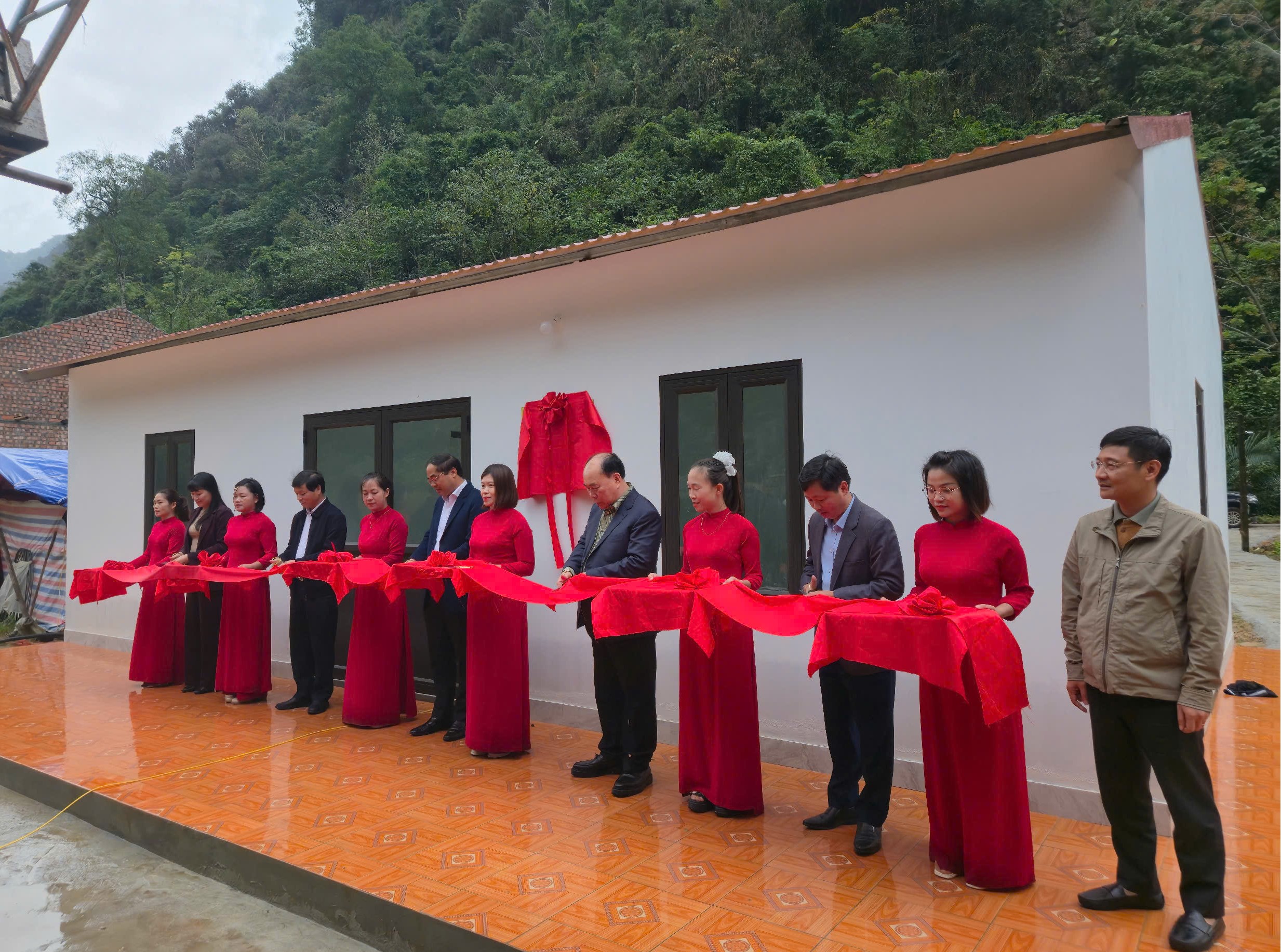 Thần tốc bàn giao nhà "chìa khoá trao tay" cho 3 hộ người Mông sau lũ ở Thái Nguyên- Ảnh 4. Thần tốc bàn giao nhà "chìa khoá trao tay" cho 3 hộ người Mông sau lũ ở Thái Nguyên- Ảnh 4.