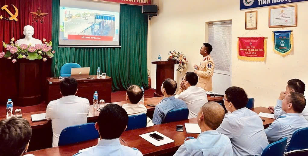 Hà Nội bồi dưỡng pháp luật và kỹ năng cho lái xe buýt- Ảnh 1. Hà Nội bồi dưỡng pháp luật và kỹ năng cho lái xe buýt- Ảnh 1.