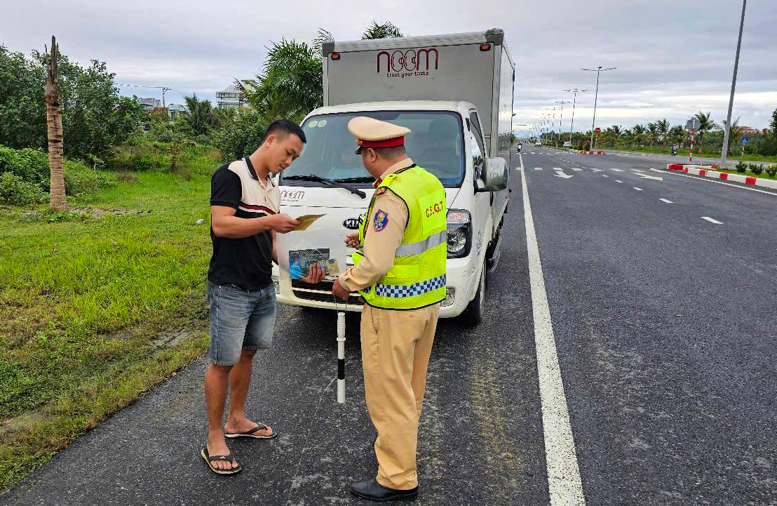 Công an Đà Nẵng ra quân trấn áp tội phạm, đẩy mạnh kiểm soát phương tiện vận tải hàng hóa- Ảnh 3. Công an Đà Nẵng ra quân trấn áp tội phạm, đẩy mạnh kiểm soát phương tiện vận tải hàng hóa- Ảnh 3.