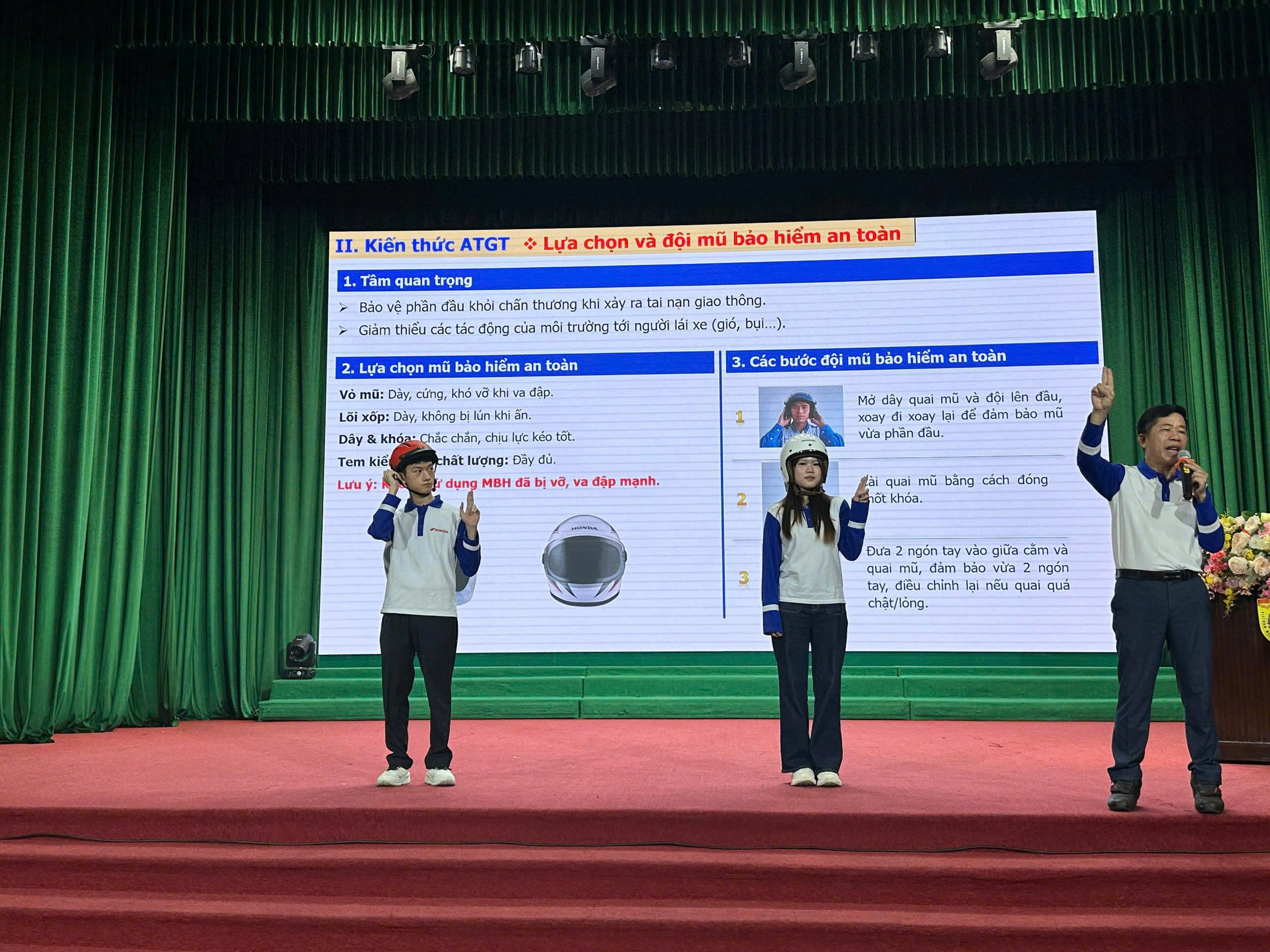 Hà Nội tuyên truyền ATGT cho 500 sinh viên Học viện Quân y- Ảnh 5. Hà Nội tuyên truyền ATGT cho 500 sinh viên Học viện Quân y- Ảnh 5.