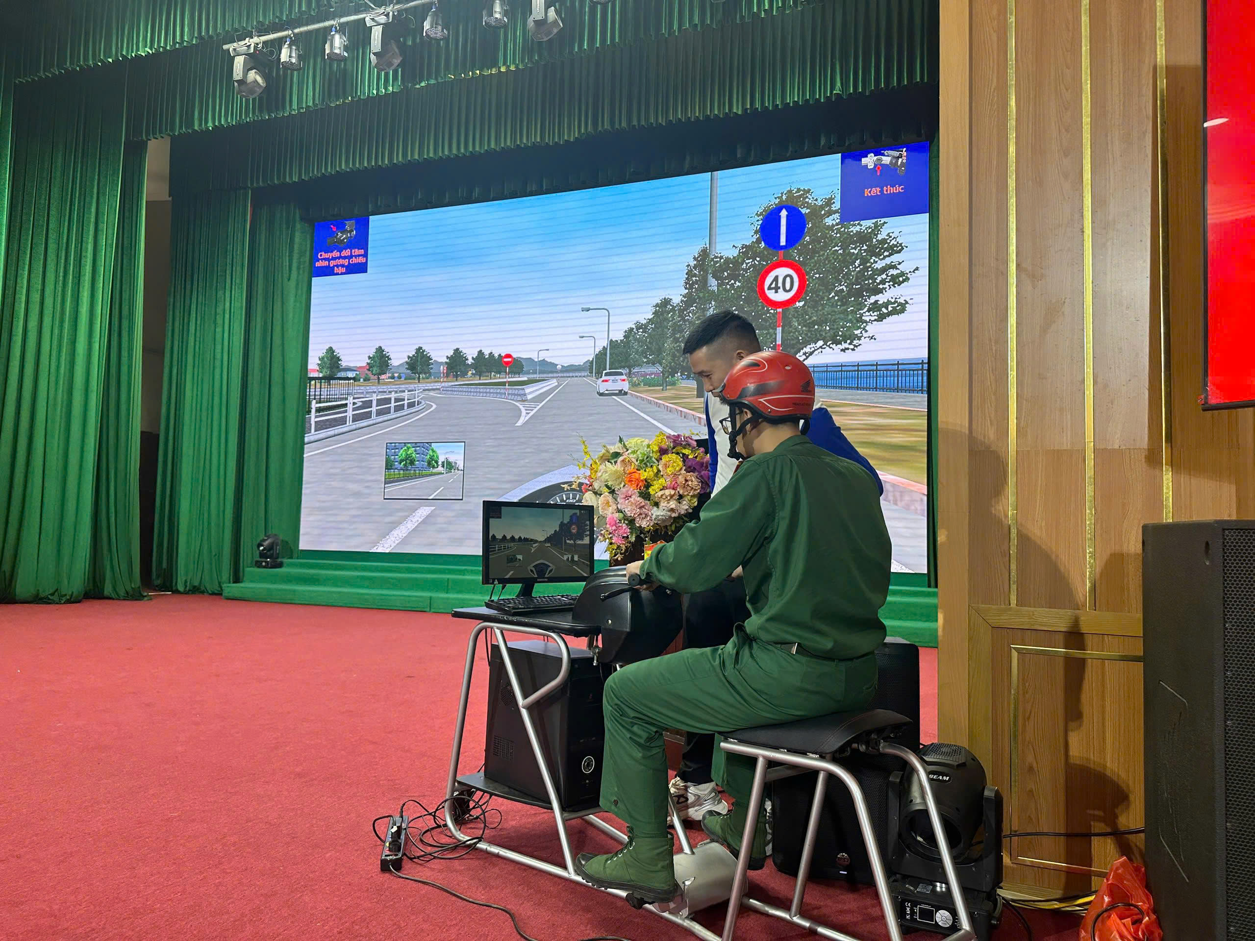 Hà Nội tuyên truyền ATGT cho 500 sinh viên Học viện Quân y- Ảnh 6. Hà Nội tuyên truyền ATGT cho 500 sinh viên Học viện Quân y- Ảnh 6.