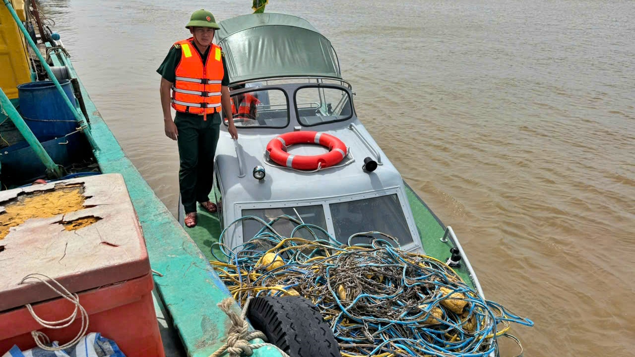 Cà Mau: Tịch thu tang vật của hai tàu cá dùng kích điện để khai thác thủy sản- Ảnh 1. Cà Mau: Tịch thu tang vật của hai tàu cá dùng kích điện để khai thác thủy sản- Ảnh 1.