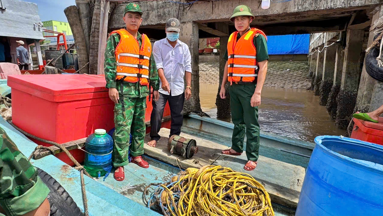 Cà Mau: Tịch thu tang vật của hai tàu cá dùng kích điện để khai thác thủy sản- Ảnh 2. Cà Mau: Tịch thu tang vật của hai tàu cá dùng kích điện để khai thác thủy sản- Ảnh 2.
