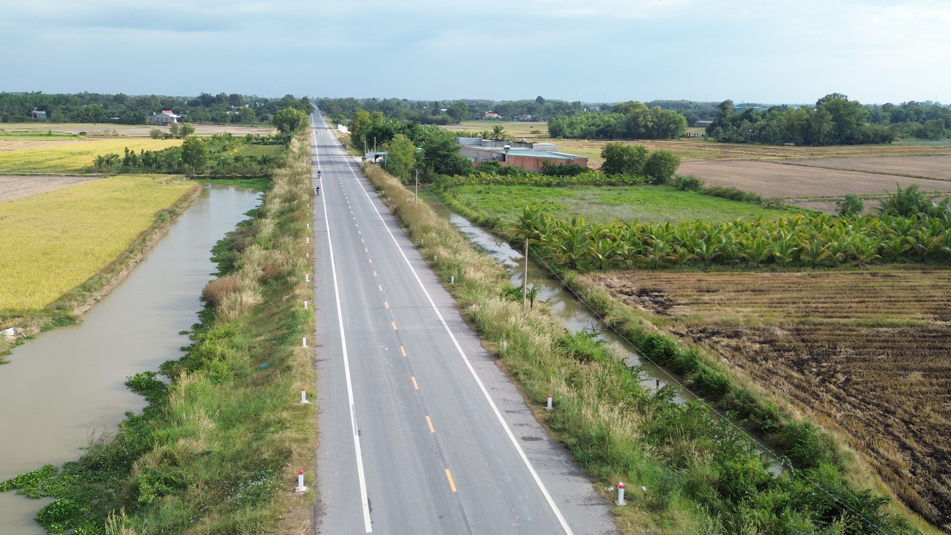 Đường Hồ Chí Minh qua Tây Ninh đang thiếu trầm trọng vật liệu đá- Ảnh 1. Đường Hồ Chí Minh qua Tây Ninh đang thiếu trầm trọng vật liệu đá- Ảnh 1.