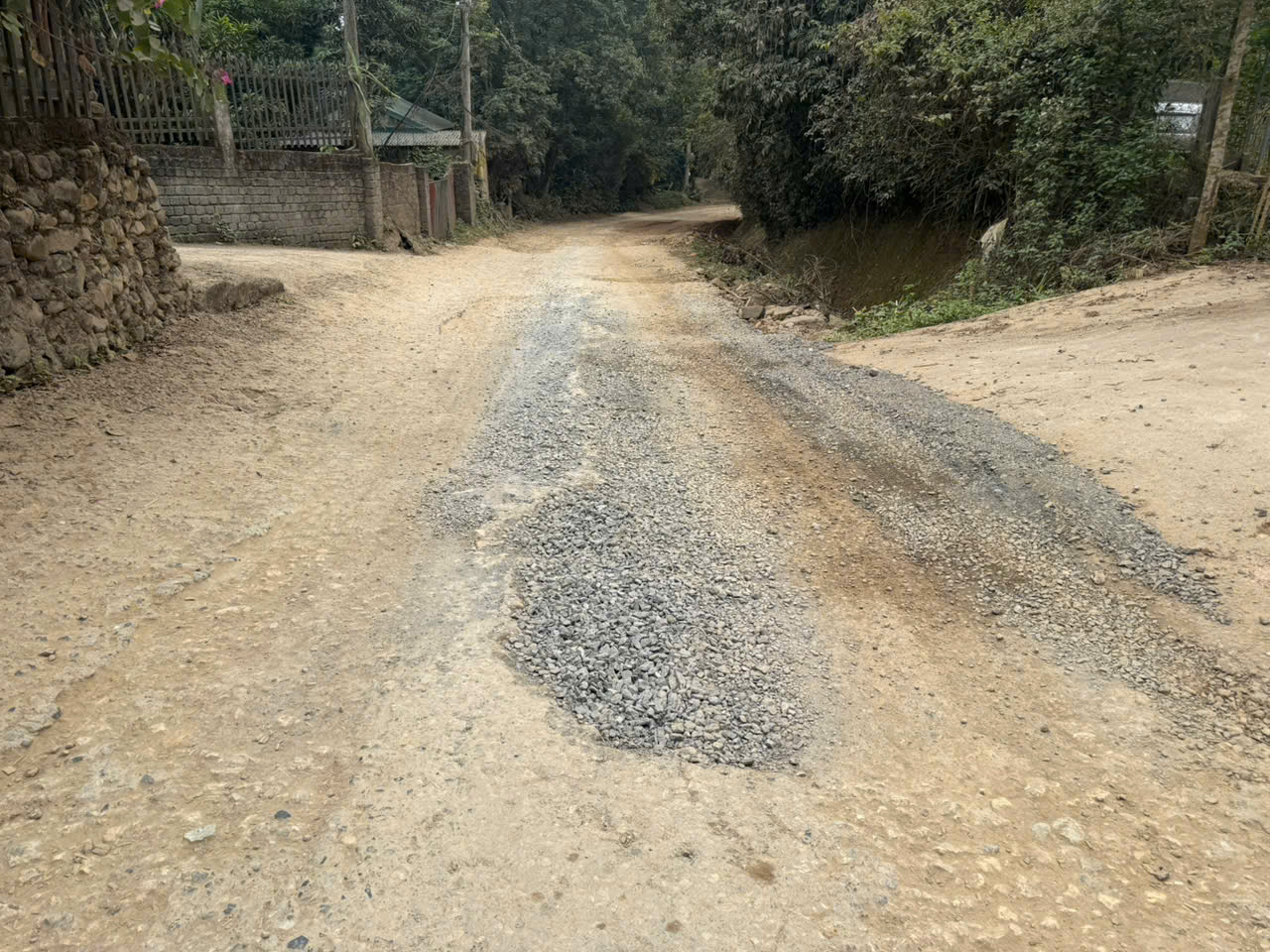 Người dân Phú Thọ khốn khổ vì xe tải trọng lớn lao nhanh trên đường- Ảnh 4. Người dân Phú Thọ khốn khổ vì xe tải trọng lớn lao nhanh trên đường- Ảnh 4.