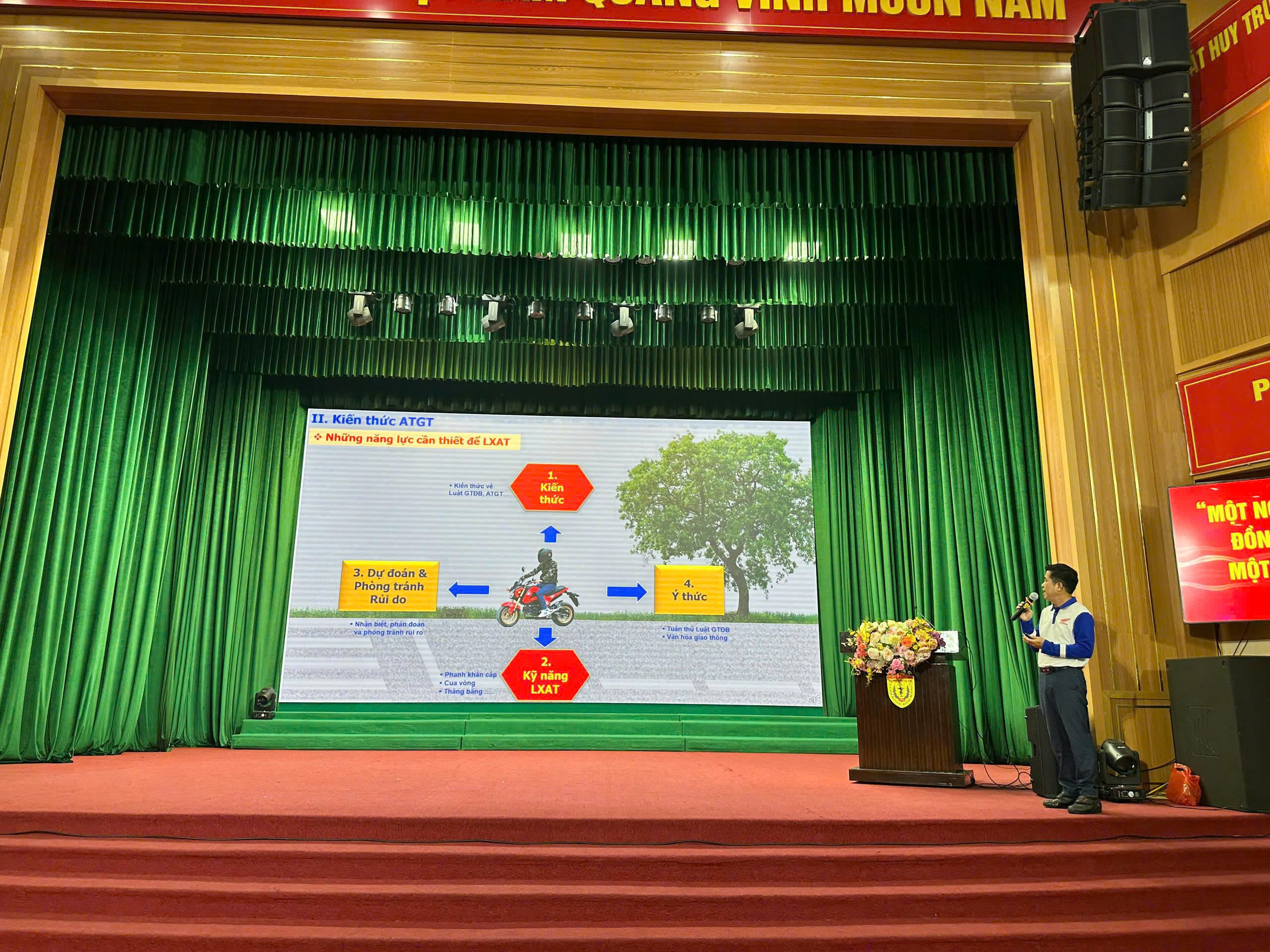 Hà Nội tuyên truyền ATGT cho 500 sinh viên Học viện Quân y- Ảnh 4. Hà Nội tuyên truyền ATGT cho 500 sinh viên Học viện Quân y- Ảnh 4.