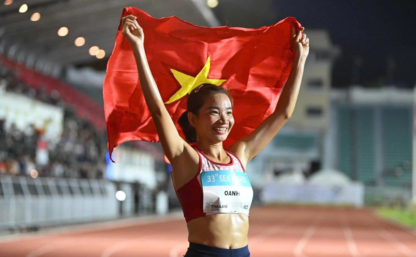 Nguyen Thi Oanh vant gullmedaljen i de 33. SEA-lekene på 5000 m – bilde 1. Nguyễn Thị Oanh giành Huy chương Vàng SEA Games 33 nội dung 5.000m- Ảnh 1.