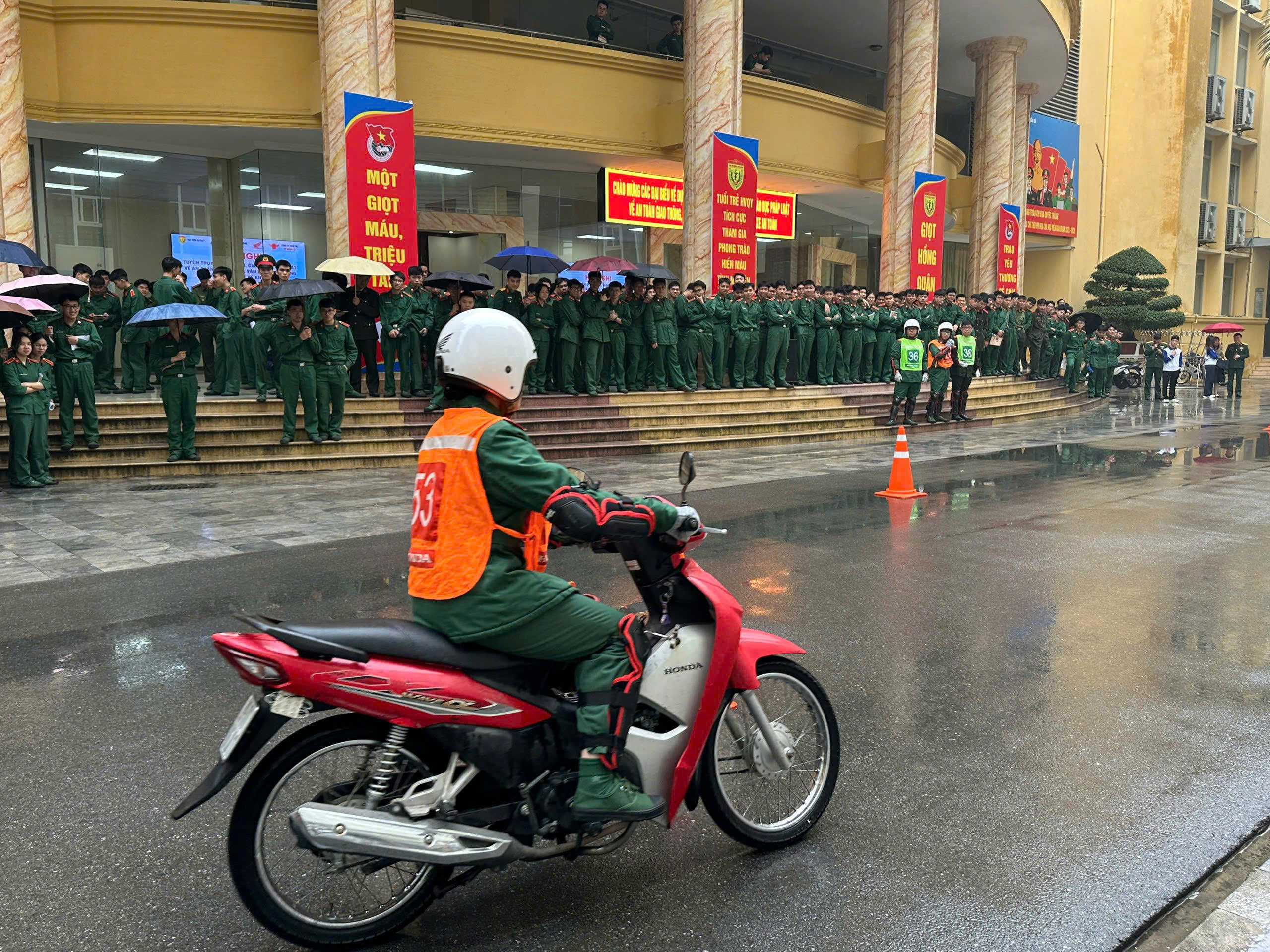 Hà Nội tuyên truyền ATGT cho 500 sinh viên Học viện Quân y- Ảnh 8. Hà Nội tuyên truyền ATGT cho 500 sinh viên Học viện Quân y- Ảnh 8.