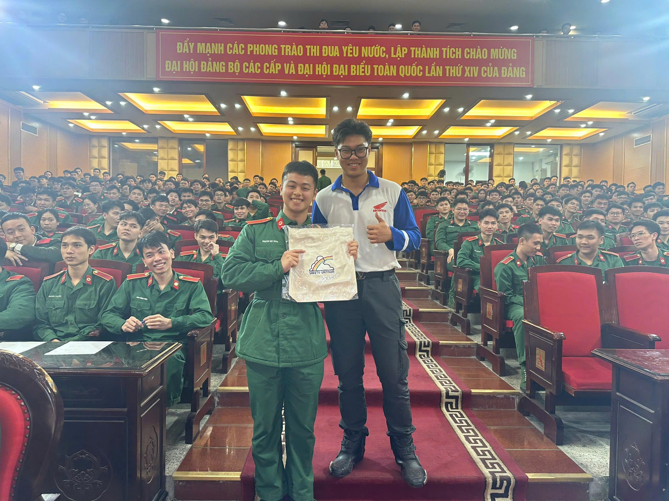 Hà Nội tuyên truyền ATGT cho 500 sinh viên Học viện Quân y- Ảnh 7. Hà Nội tuyên truyền ATGT cho 500 sinh viên Học viện Quân y- Ảnh 7.