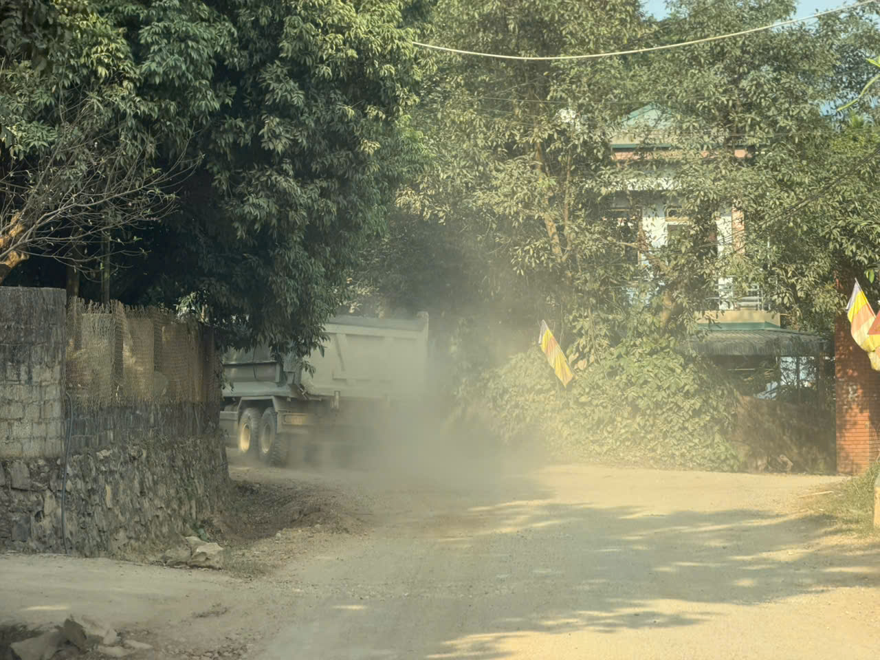 Người dân Phú Thọ khốn khổ vì xe tải trọng lớn lao nhanh trên đường- Ảnh 12. Người dân Phú Thọ khốn khổ vì xe tải trọng lớn lao nhanh trên đường- Ảnh 12.