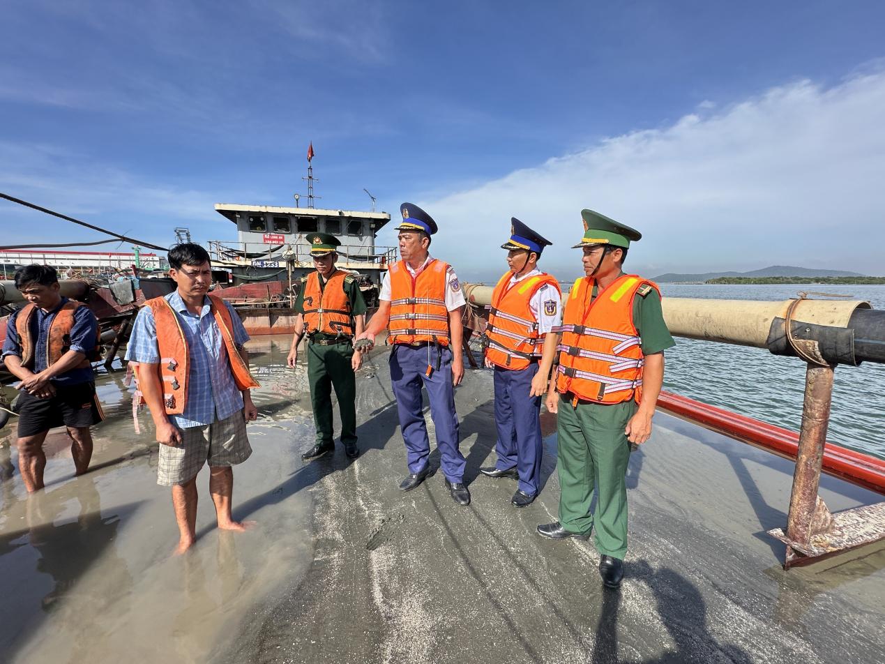 Bắt giữ xà lan vận chuyển gần 1.000m3 cát trái phép- Ảnh 1. Kiểm tra hàng hóa trên Xà lan ĐN 1233