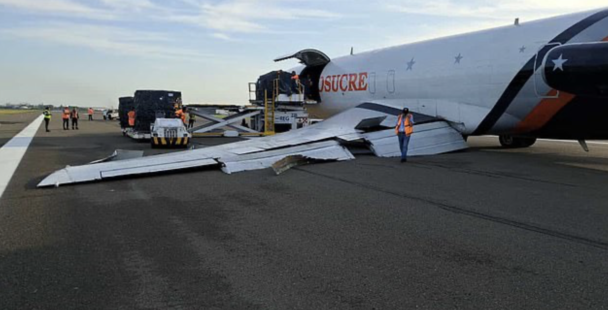 Máy bay Boeing gãy càng đáp khi hạ cánh khẩn cấp- Ảnh 1. Máy bay Boeing gãy càng đáp khi hạ cánh khẩn cấp- Ảnh 1.