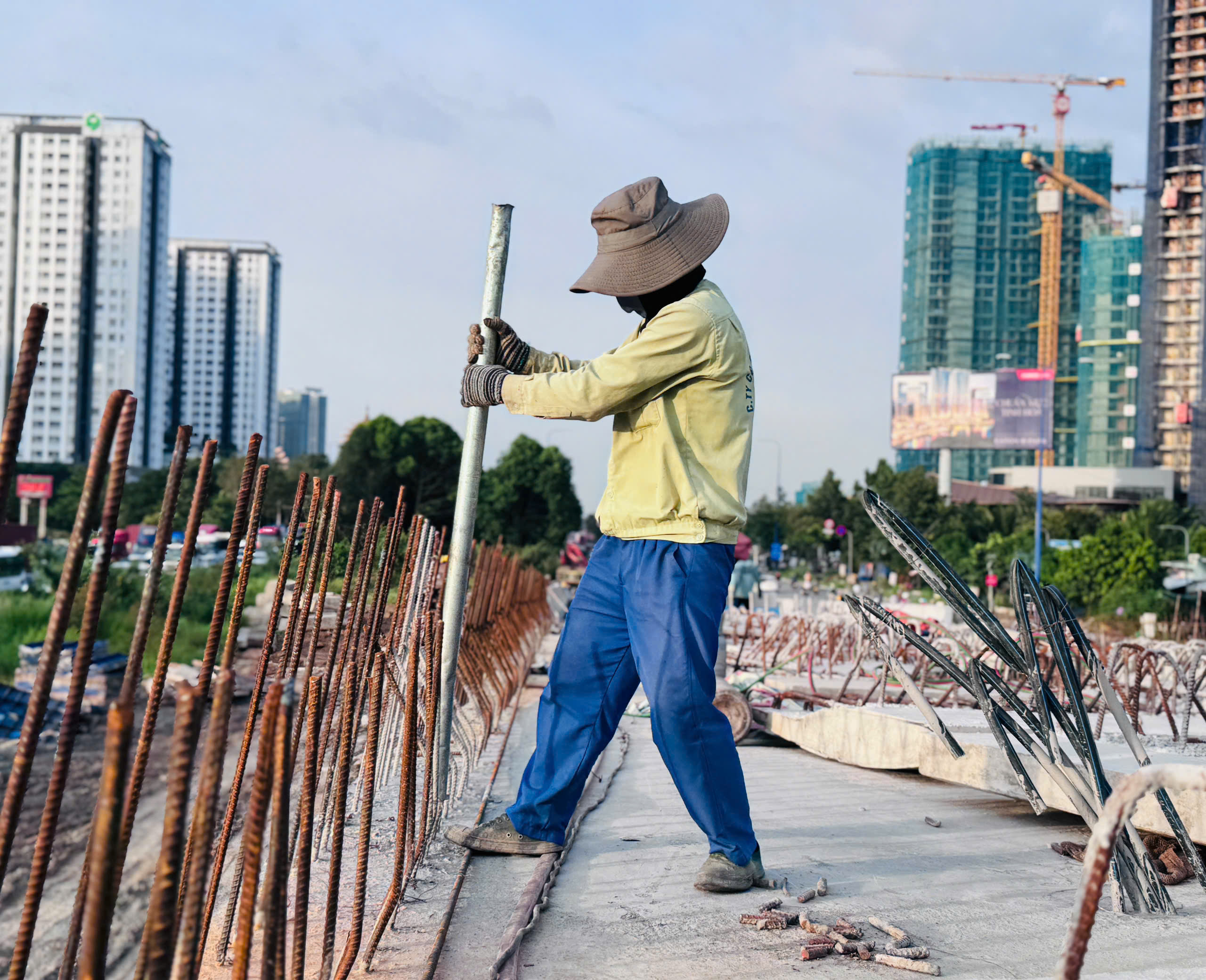 “Vượt nắng thắng mưa”, Vành đai 3 và nút giao An Phú chạy nước rút, bám tiến độ thông xe- Ảnh 6. “Vượt nắng thắng mưa”, Vành đai 3 và nút giao An Phú chạy nước rút, bám tiến độ thông xe- Ảnh 6.