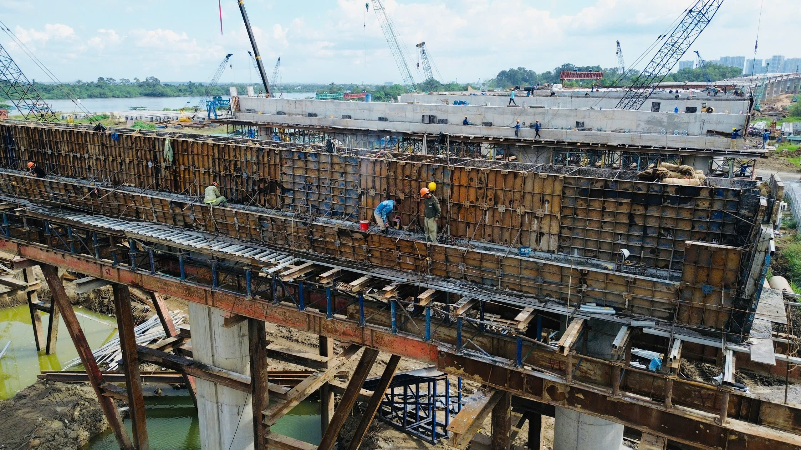 “Vượt nắng thắng mưa”, Vành đai 3 và nút giao An Phú chạy nước rút, bám tiến độ thông xe- Ảnh 2. “Vượt nắng thắng mưa”, Vành đai 3 và nút giao An Phú chạy nước rút, bám tiến độ thông xe- Ảnh 2.