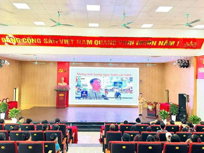 Mỗi người phụ nữ là một tuyên truyền viên an toàn giao thông- Ảnh 1. Mỗi người phụ nữ là một tuyên truyền viên an toàn giao thông- Ảnh 1.