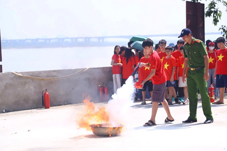 Hà Nội tập huấn kỹ năng cứu người đuối nước cho giới học sinh- Ảnh 1. Hà Nội tập huấn kỹ năng cứu người đuối nước cho giới học sinh- Ảnh 1.