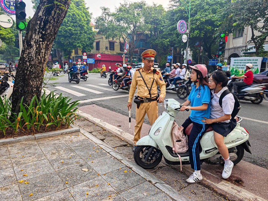 Hà Nội gửi danh sách hàng nghìn học sinh vi phạm giao thông về nhà trường- Ảnh 1. Hà Nội gửi danh sách hàng nghìn học sinh vi phạm giao thông về nhà trường- Ảnh 1.