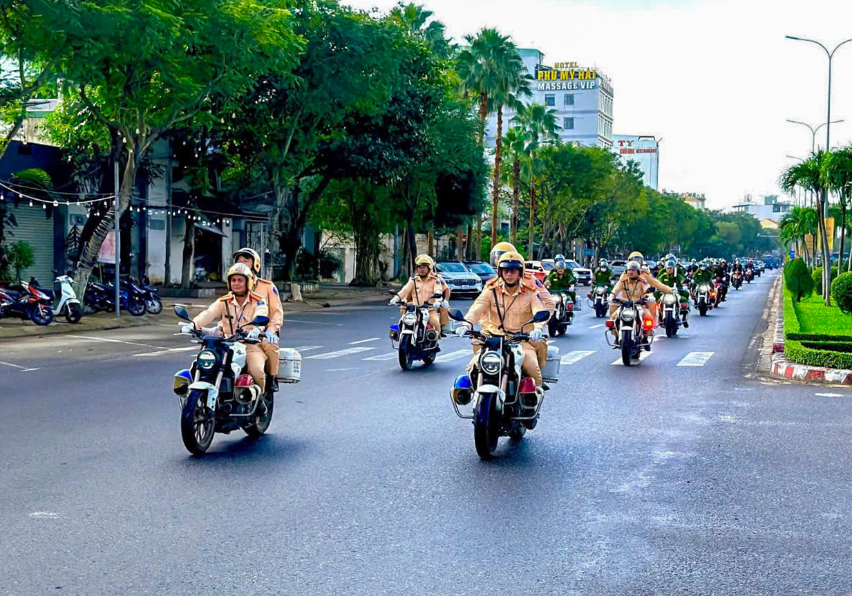 Công an Đà Nẵng ra quân trấn áp tội phạm, đẩy mạnh kiểm soát phương tiện vận tải hàng hóa- Ảnh 1. Công an Đà Nẵng ra quân trấn áp tội phạm, đẩy mạnh kiểm soát phương tiện vận tải hàng hóa- Ảnh 1.