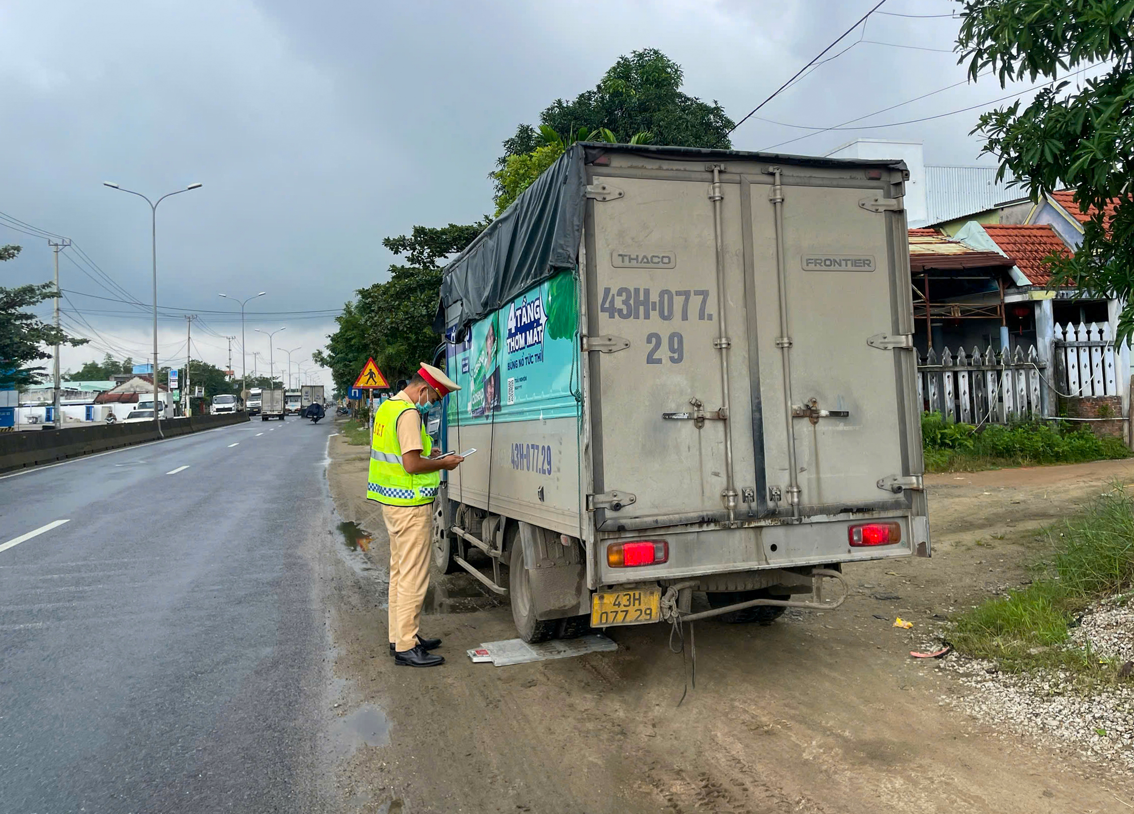 Công an Đà Nẵng ra quân trấn áp tội phạm, đẩy mạnh kiểm soát phương tiện vận tải hàng hóa- Ảnh 2. Công an Đà Nẵng ra quân trấn áp tội phạm, đẩy mạnh kiểm soát phương tiện vận tải hàng hóa- Ảnh 2.