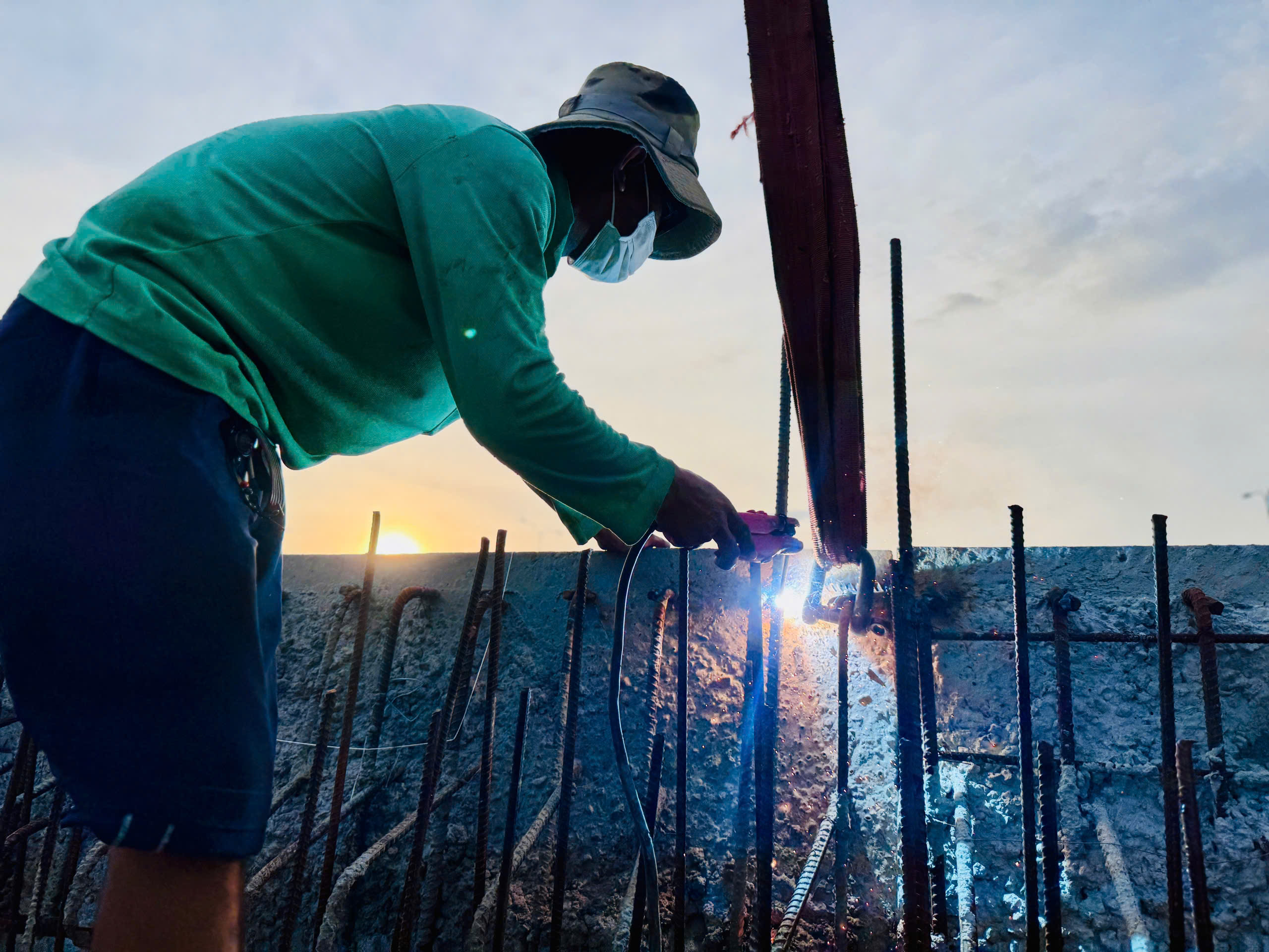 “Vượt nắng thắng mưa”, Vành đai 3 và nút giao An Phú chạy nước rút, bám tiến độ thông xe- Ảnh 7. “Vượt nắng thắng mưa”, Vành đai 3 và nút giao An Phú chạy nước rút, bám tiến độ thông xe- Ảnh 7.