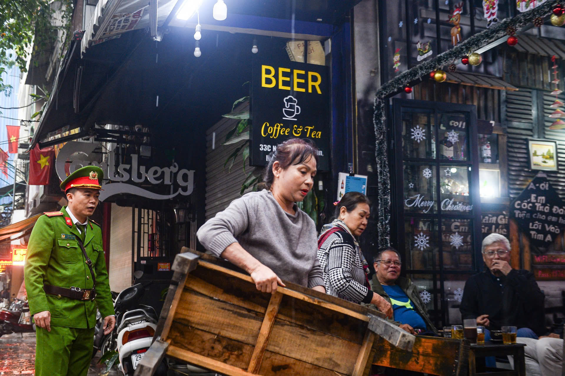 Hà Nội: Đồng loạt ra quân xử lý vi phạm trật tự đô thị- Ảnh 10. Hà Nội: Đồng loạt ra quân xử lý vi phạm trật tự đô thị- Ảnh 10.