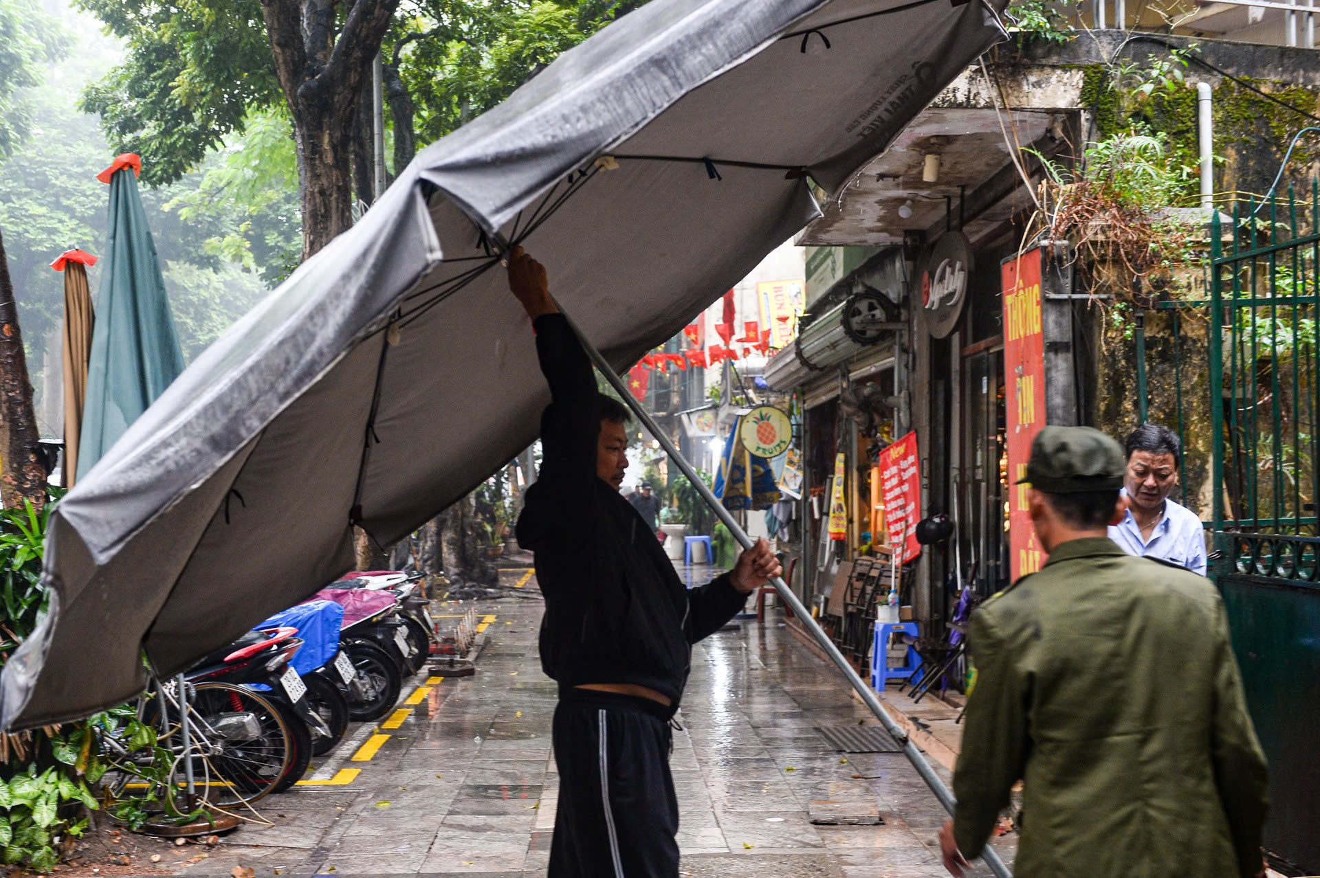 Hà Nội: Đồng loạt ra quân xử lý vi phạm trật tự đô thị- Ảnh 11. Hà Nội: Đồng loạt ra quân xử lý vi phạm trật tự đô thị- Ảnh 11.