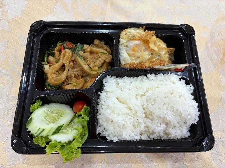 អត្តពលិកថៃចំនួនប្រាំបីនាក់ដែលចូលរួមក្នុងព្រឹត្តិការណ៍ស៊ីហ្គេមលើកទី៣៣ ត្រូវបានបញ្ជូនទៅមន្ទីរពេទ្យដោយសារពុលអាហារ - រូបថតទី ២។ 8 vận động viên Thái Lan dự SEA Games 33 nhập viện vì ngộ độc thực phẩm- Ảnh 2.