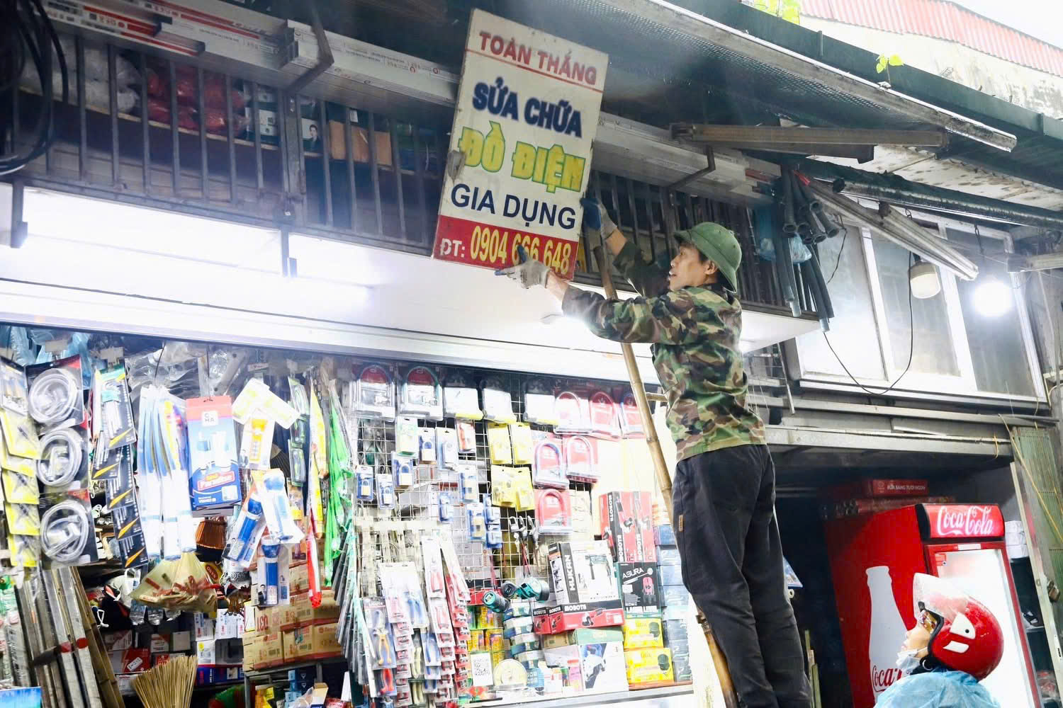 Hà Nội: Đồng loạt ra quân xử lý vi phạm trật tự đô thị- Ảnh 3. Hà Nội: Đồng loạt ra quân xử lý vi phạm trật tự đô thị- Ảnh 3.