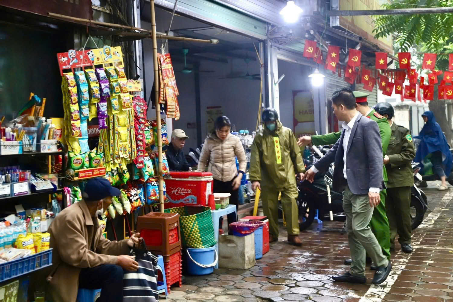 Hà Nội: Đồng loạt ra quân xử lý vi phạm trật tự đô thị- Ảnh 5. Hà Nội: Đồng loạt ra quân xử lý vi phạm trật tự đô thị- Ảnh 5.