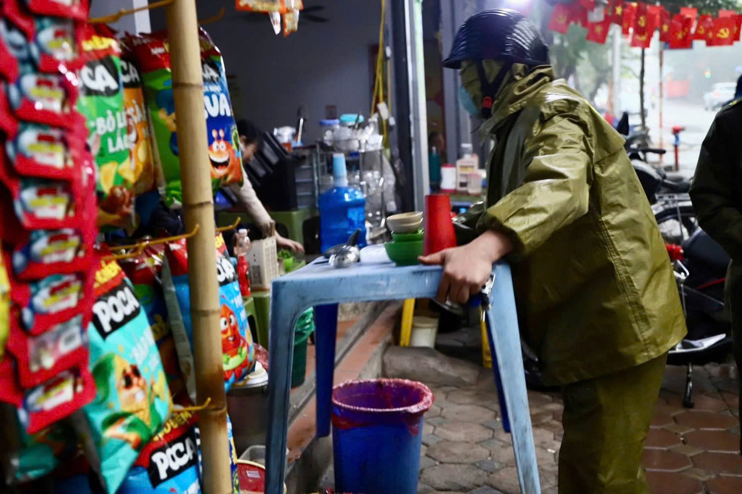 Hà Nội: Đồng loạt ra quân xử lý vi phạm trật tự đô thị- Ảnh 4. Hà Nội: Đồng loạt ra quân xử lý vi phạm trật tự đô thị- Ảnh 4.