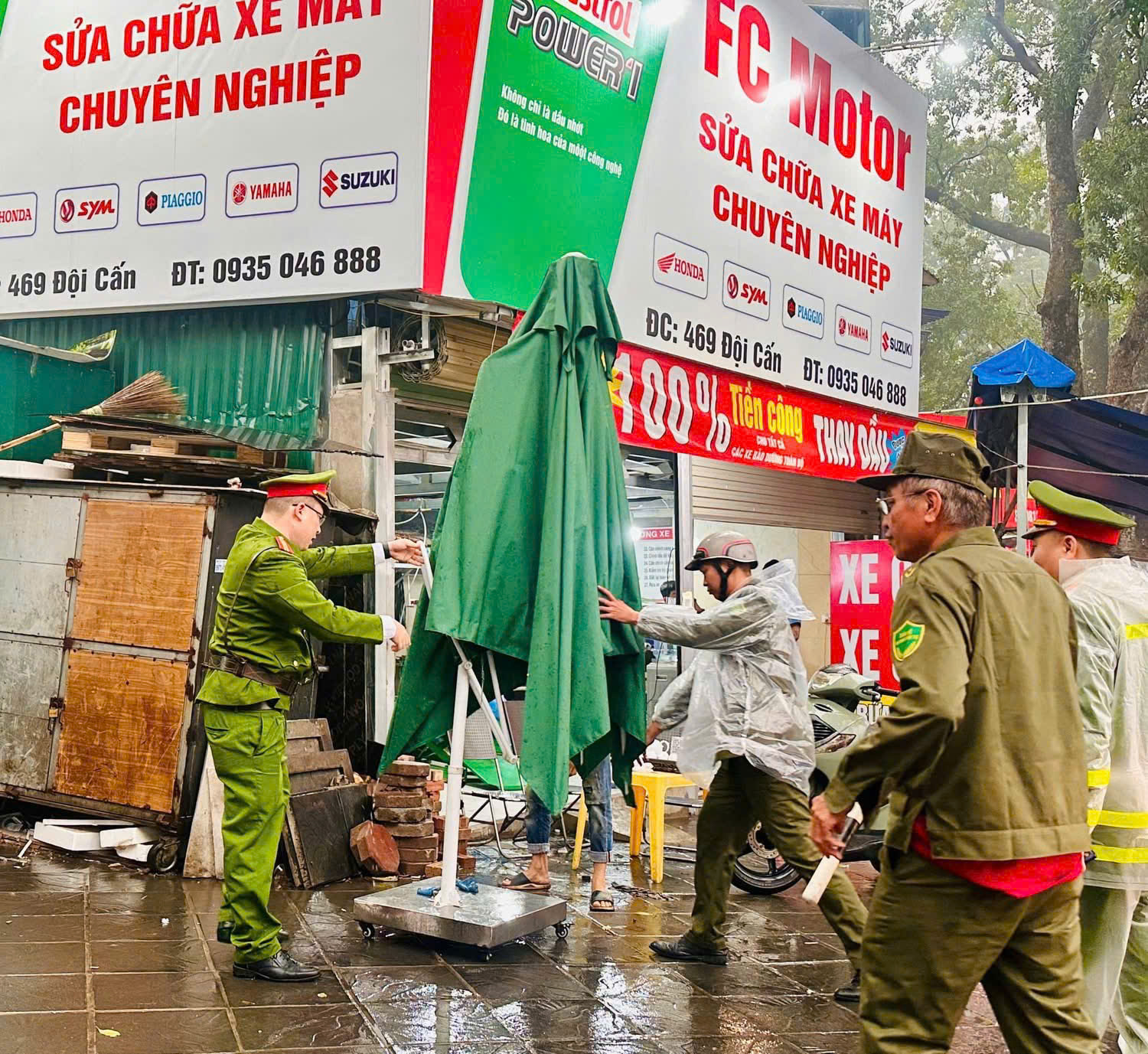 Hà Nội: Đồng loạt ra quân xử lý vi phạm trật tự đô thị- Ảnh 9. Hà Nội: Đồng loạt ra quân xử lý vi phạm trật tự đô thị- Ảnh 9.