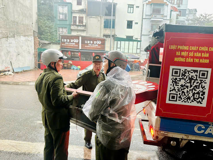 Hà Nội: Đồng loạt ra quân xử lý vi phạm trật tự đô thị- Ảnh 7. Hà Nội: Đồng loạt ra quân xử lý vi phạm trật tự đô thị- Ảnh 7.