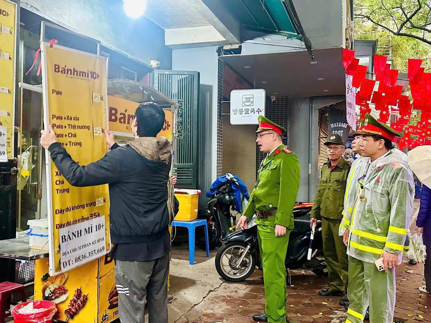 Hà Nội: Đồng loạt ra quân xử lý vi phạm trật tự đô thị- Ảnh 8. Hà Nội: Đồng loạt ra quân xử lý vi phạm trật tự đô thị- Ảnh 8.