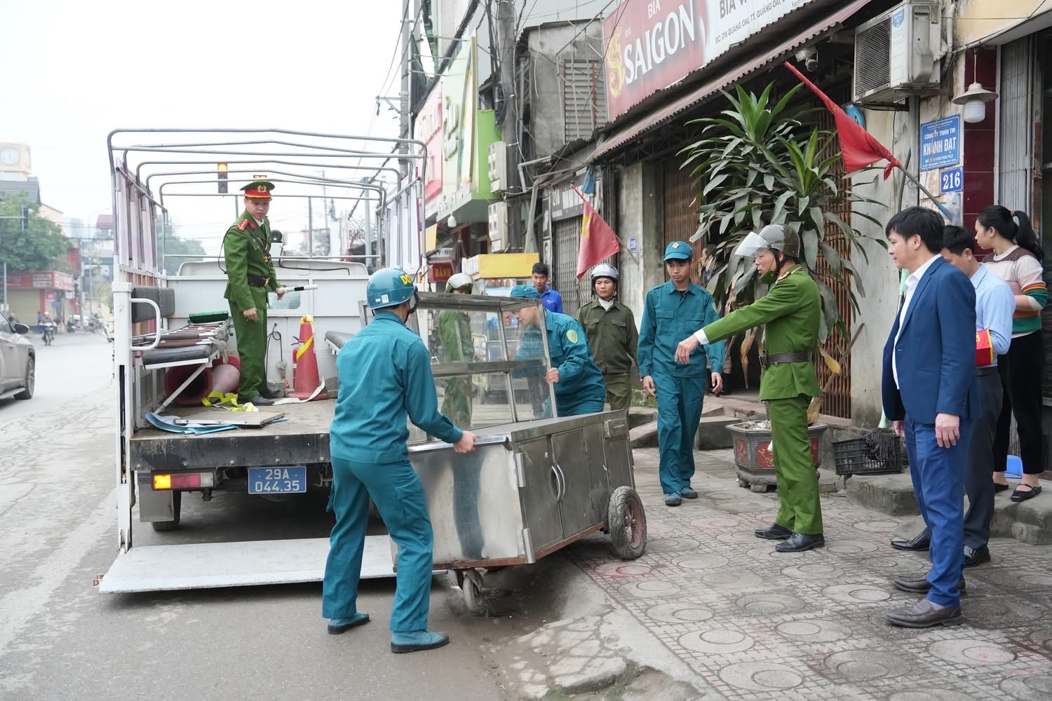 Hà Nội: Đồng loạt ra quân xử lý vi phạm trật tự đô thị- Ảnh 13. Hà Nội: Đồng loạt ra quân xử lý vi phạm trật tự đô thị- Ảnh 13.
