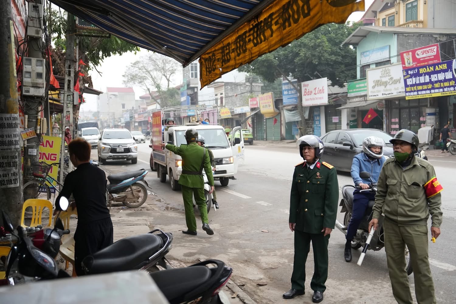 Hà Nội: Đồng loạt ra quân xử lý vi phạm trật tự đô thị- Ảnh 14. Hà Nội: Đồng loạt ra quân xử lý vi phạm trật tự đô thị- Ảnh 14.