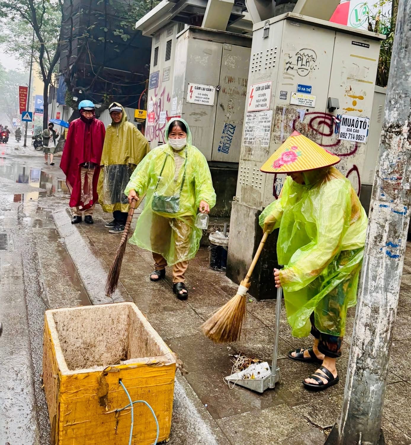 Hà Nội: Đồng loạt ra quân xử lý vi phạm trật tự đô thị- Ảnh 17. Hà Nội: Đồng loạt ra quân xử lý vi phạm trật tự đô thị- Ảnh 17.