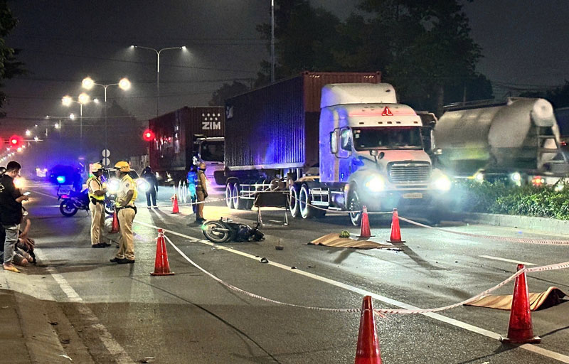 Lực lượng chức năng xử lý hiện trường vụ tai nạn. Lực lượng chức năng xử lý hiện trường vụ tai nạn.